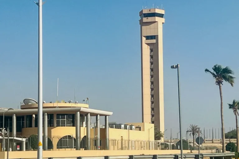 Arábia Saudita enfrenta impasse estratégico após ataque mortal a aeroporto em Riad