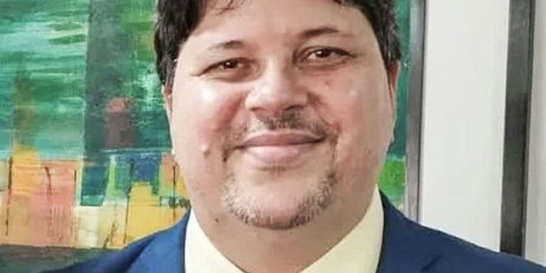 Argentina barra entrada de jornalista brasileiro crítico a Milei após cancelar sua residência