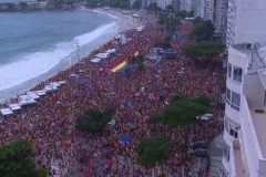 Ato em Copacabana reúne 56 mil pessoas com shows de artistas