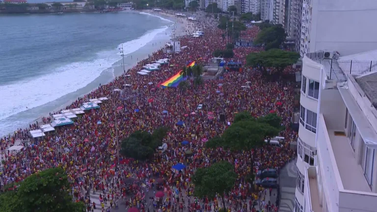 Ato em Copacabana reúne 56 mil pessoas com shows de artistas