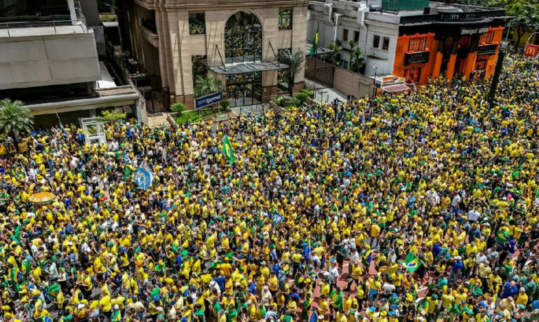 Ato na avenida paulista reúne apoiadores de Flávio Bolsonaro na reta final da eleição