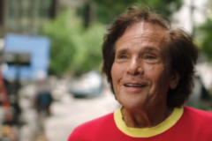 Ator michael gray de shazam morre aos 75 anos nos estados unidos
