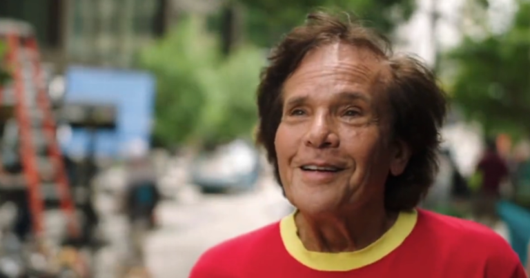 Ator michael gray de shazam morre aos 75 anos nos estados unidos