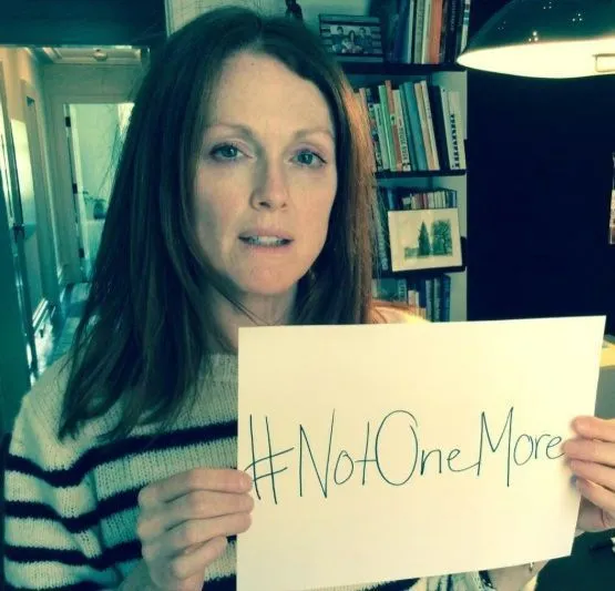 Atriz Julianne Moore cobra medidas rígidas após tiroteio em escola nos Estados Unidos