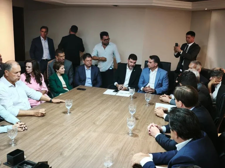 Bancada ruralista fecha com Flávio Bolsonaro e dispara contra política de juros do governo