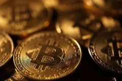 Bitcoin avança e testa resistência apesar de cautela no cenário econômico