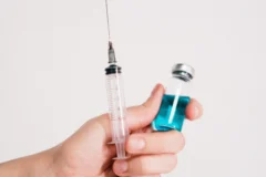 Brasil inicia testes de terapia injetável contra HIV com aplicação quadrimestral em ativista