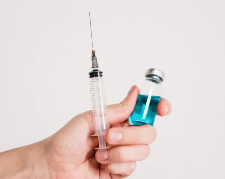 Brasil inicia testes de terapia injetável contra HIV com aplicação quadrimestral em ativista
