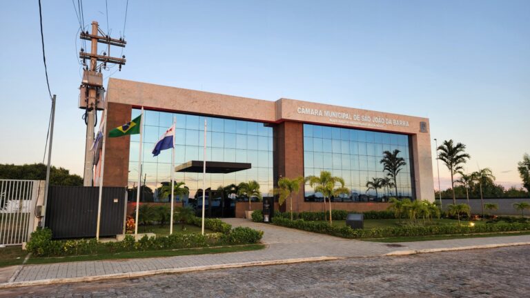 Câmara de São João da Barra entrega prêmio de honra ao mérito a professores