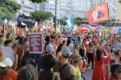 Candidato à reeleição mobiliza eleitores em carreatas e atos culturais pelo país