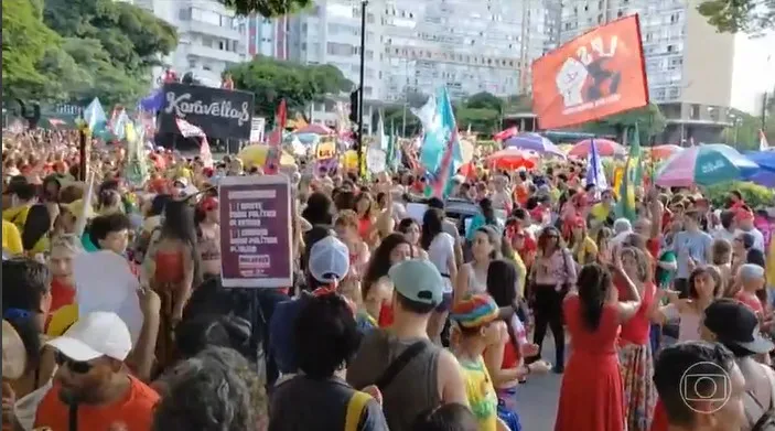 Candidato à reeleição mobiliza eleitores em carreatas e atos culturais pelo país