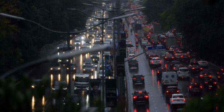 Chuva forte causa alagamentos em São Paulo e deixa um morto na zona norte