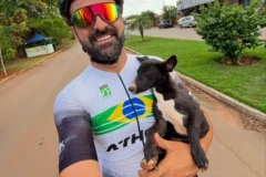 Ciclista mineiro resgata cão abandonado em estrada de Goiás e garante novo lar