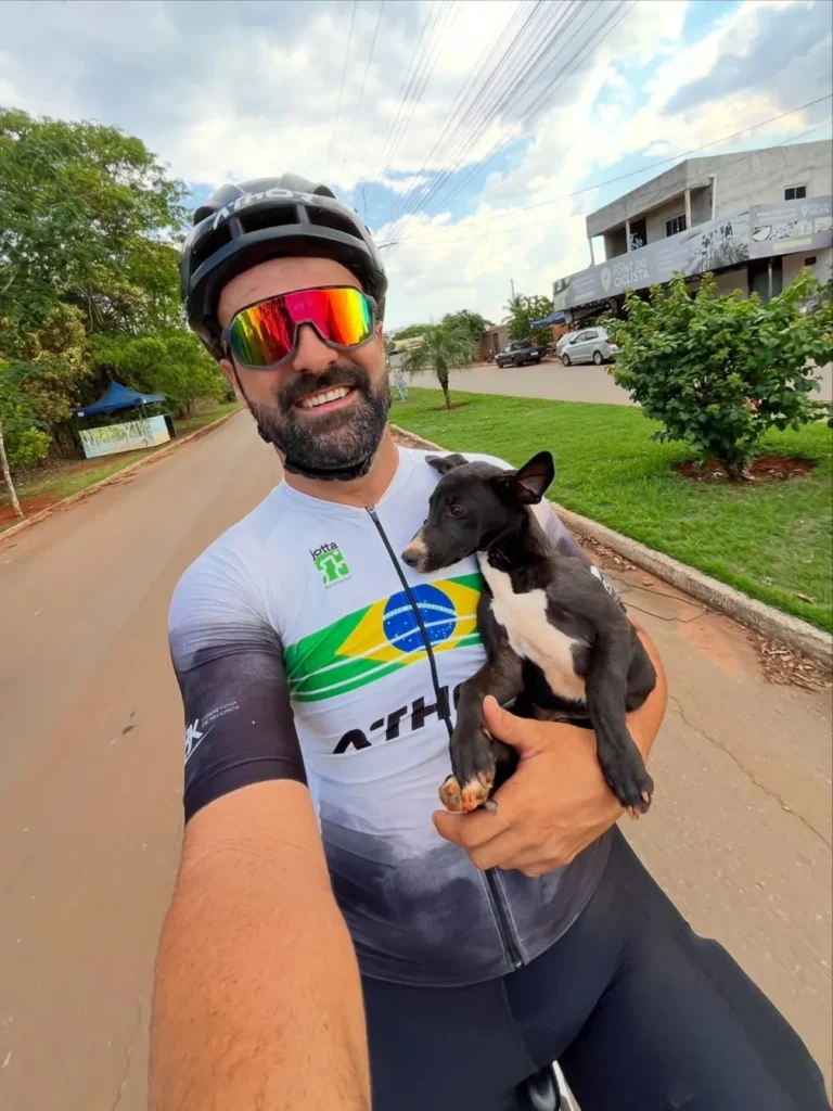 Ciclista mineiro resgata cão abandonado em estrada de Goiás e garante novo lar