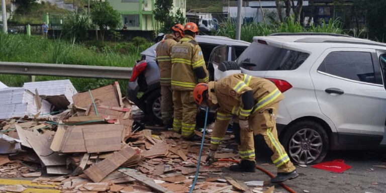 Cinco pessoas morrem e nove ficam feridas após engavetamento na Br-393 em Barra do Piraí