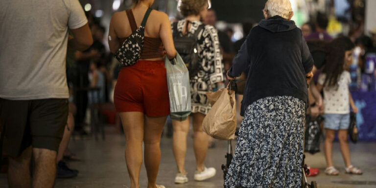 Cortes amplos no orçamento federal colocam em risco programas sociais, alertam economistas