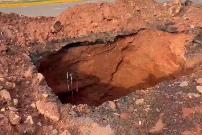Cratera em cruzamento de Campo Grande causa interdição e risco a motoristas