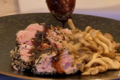 Culinária asiática ganha sabor cearense em atum com crosta de gergelim e teriyaki de rapadura