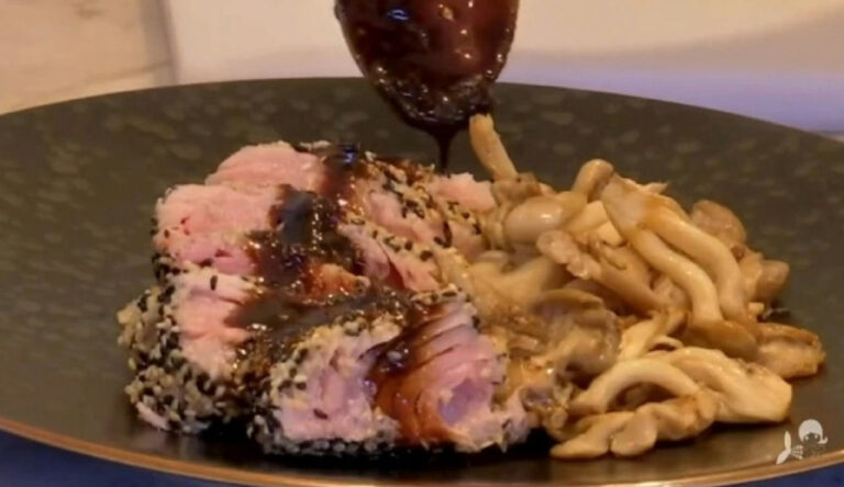 Culinária asiática ganha sabor cearense em atum com crosta de gergelim e teriyaki de rapadura