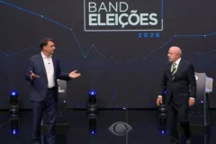 Debate presidencial na Band opõe Flávio Bolsonaro e Lula sobre acusações