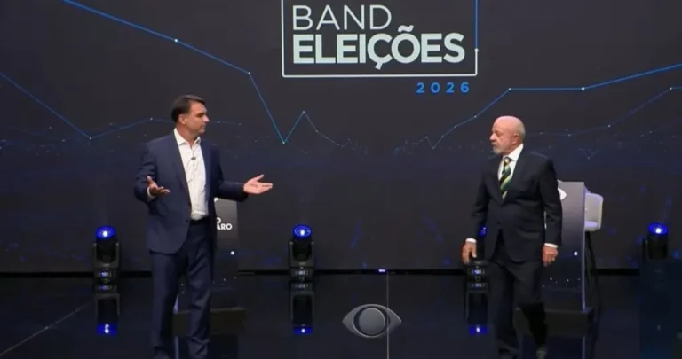 Debate presidencial na Band opõe Flávio Bolsonaro e Lula sobre acusações