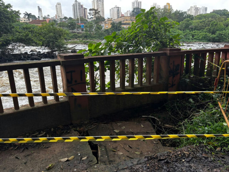 Defesa Civil interdita deck do Parque do Mirante após surgimento de buraco em Piracicaba