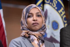 Deputada Ilhan Omar denuncia intimidação após operação federal em sua residência