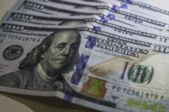 Dólar volta a superar R$ 5 em dia de ajuste no mercado financeiro brasileiro