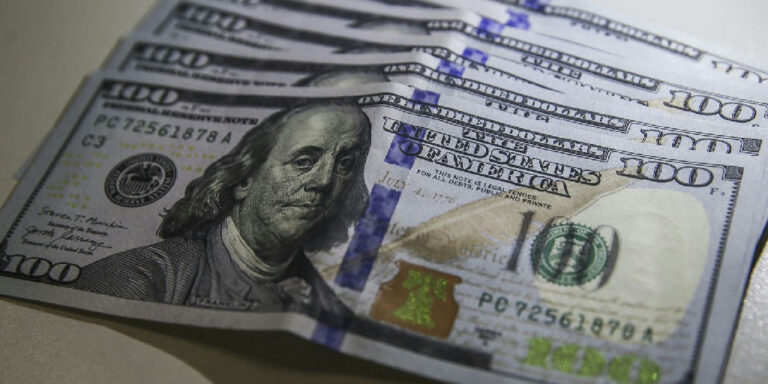Dólar volta a superar R$ 5 em dia de ajuste no mercado financeiro brasileiro