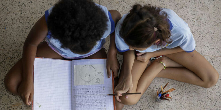 Educação antirracista ganha força e amplia presença em redes de ensino brasileiras