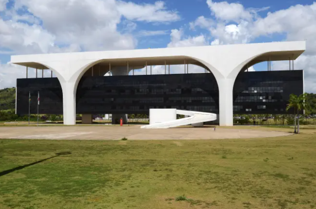 Eleições 2026 em Minas Gerais: candidatos comparecem às urnas neste domingo