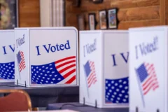 Eleitor americano prioriza economia e rejeita pautas amplas nas midterms, aponta especialista