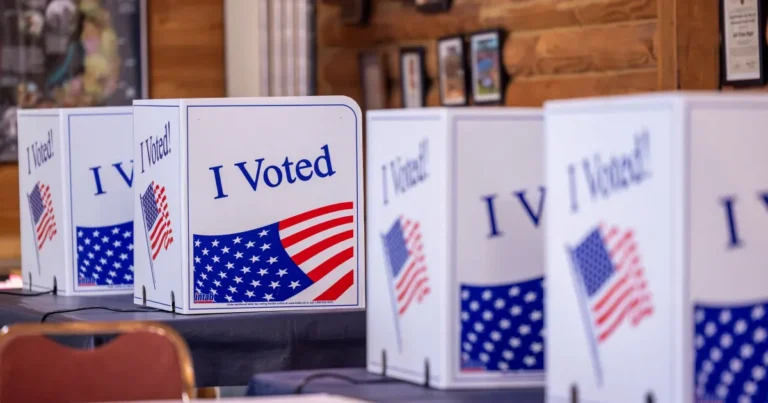 Eleitor americano prioriza economia e rejeita pautas amplas nas midterms, aponta especialista