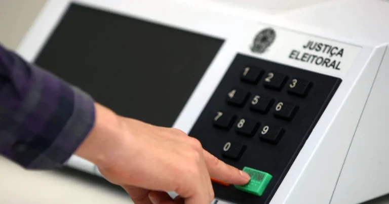 Eleitores indecisos dobram em uma semana na pesquisa espontânea da Quaest