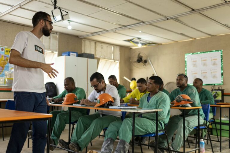 Empresas do paraná levam salas de aula para canteiros de obras e shoppings