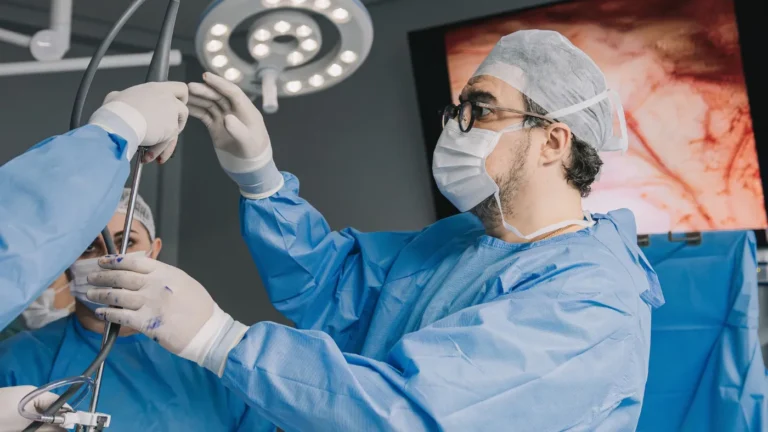 Endometriose: entenda quando a cirurgia é realmente necessária no tratamento