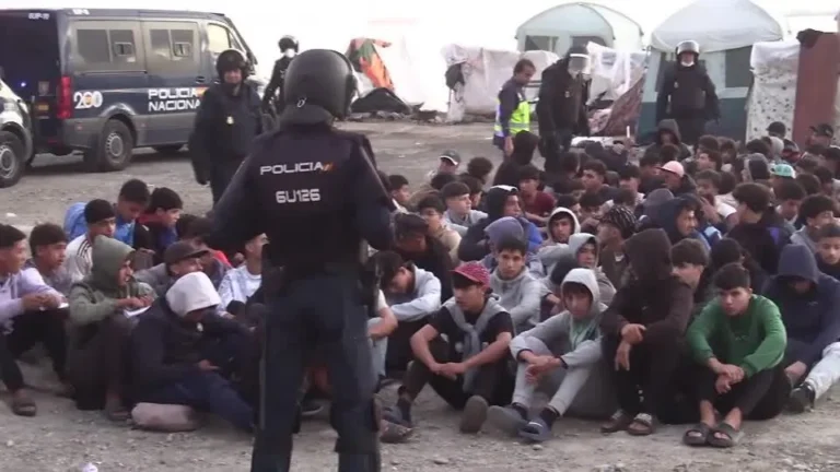 Espanha desocupa acampamento de imigrantes em Ceuta antes de visita real