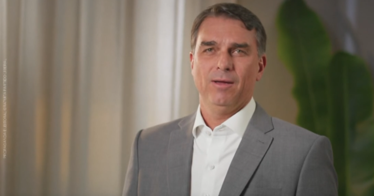 Especialista aponta limites na tentativa de Flávio Bolsonaro liderar direita externa