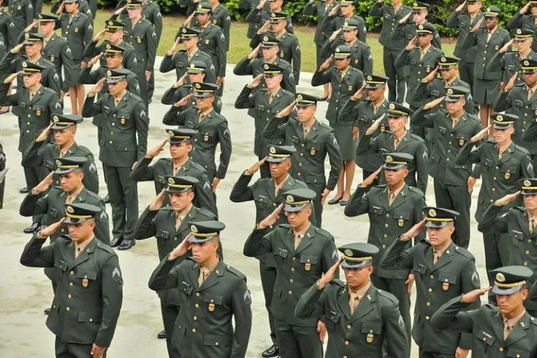 Especialista aponta superação do militarismo na estratégia política de Flávio Bolsonaro