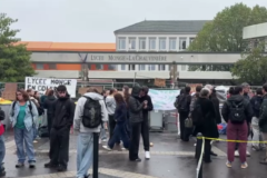 Estudantes bloqueiam escola na França em protesto contra mofo e amianto
