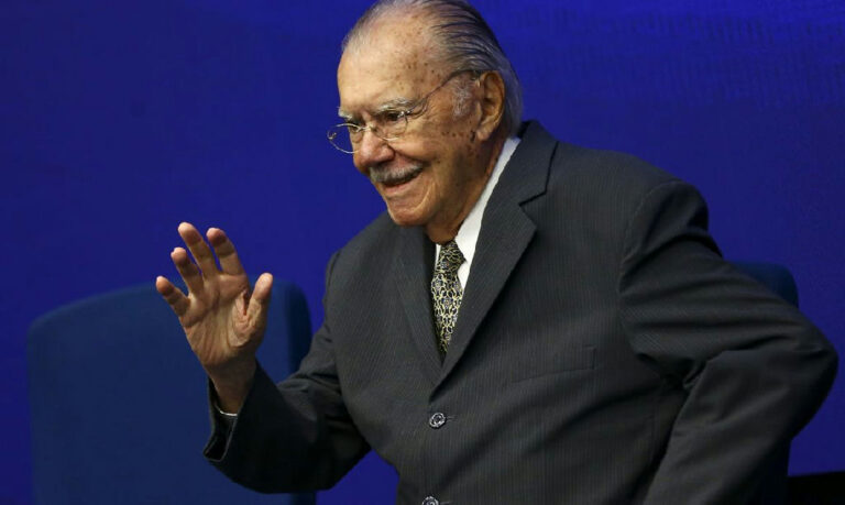 Ex-presidente José Sarney deixa hospital em São Luís após nove dias e cirurgia abdominal