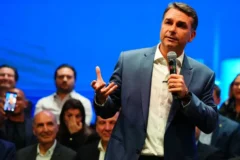 Flávio Bolsonaro amplia pressão no TSE com novas ações contra chapa de Lula