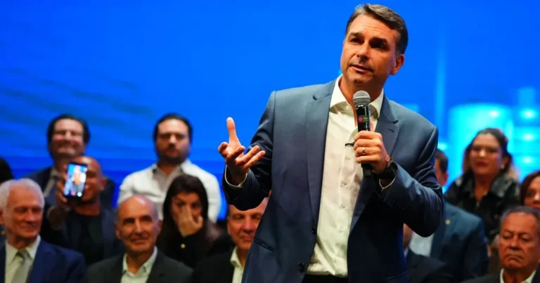 Flávio Bolsonaro amplia pressão no TSE com novas ações contra chapa de Lula