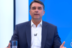 Flávio Bolsonaro comenta prisões de Márcio Canella e Rodrigo Bacellar