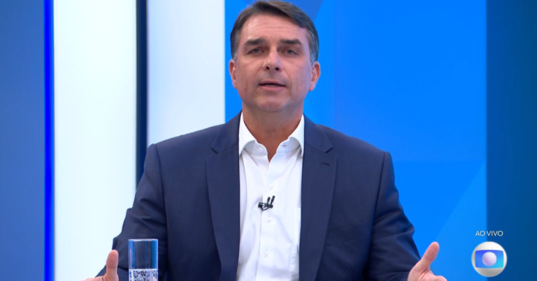 Flávio Bolsonaro comenta prisões de Márcio Canella e Rodrigo Bacellar