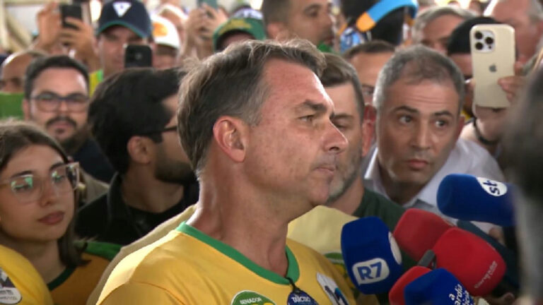 Flávio Bolsonaro critica atuação do STF durante ato de campanha em Americana