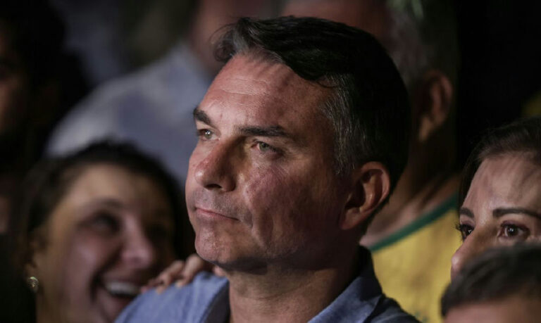 Flávio bolsonaro evita propostas e faz acusações sem provas em sabatina