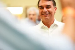 Flávio Bolsonaro foca em economia e independência para sabatina decisiva na TV Globo