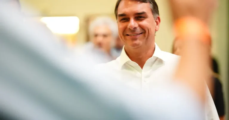Flávio Bolsonaro foca em economia e independência para sabatina decisiva na TV Globo