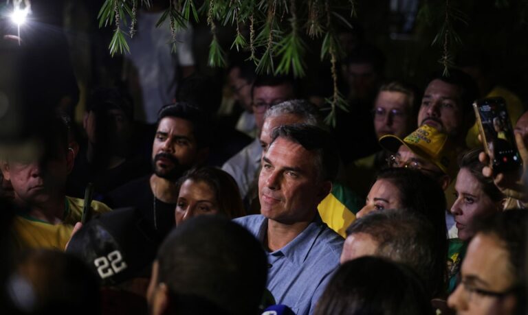 Flávio bolsonaro impõe exigências ao TSE para abrir sigilos de duas décadas